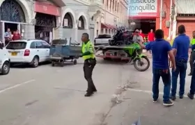Momento de agresión al patrullero de la policía.