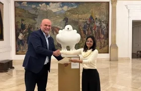 El exjefe paramilitar Salvatore Mancuso y la directora del Dapre, Angie Rodríguez.