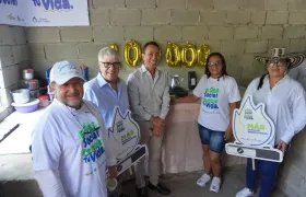 El gerente de Gases del Caribe, Ramón Dávila; el presidente de Ecopetrol, Ricardo Roa, y la beneficiaria Alicia Pantoja.
