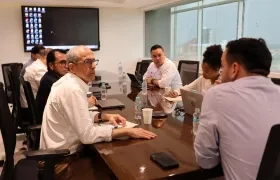 El gerente de Gecelca, Andrés Yabrudy, conversando con el ministro de Minas y Energía, Edwin Palma.