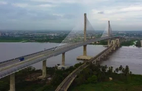El puente Pumarejo inaugurado en 1974 y el moderno, el del año 2019.