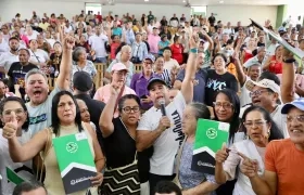 Alcalde Char durante la entrega de los títulos de propiedad a los beneficiarios. 