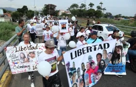 Familiares de colombianos presos en Venezuela protestando en el puente Simón Bolívar