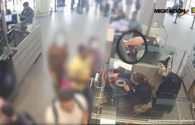 La funcionaria Leidy Marcela Quinche Cante, momento en que recibía dinero.