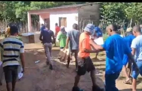 Jóvenes se llevan el material electoral de Arjona