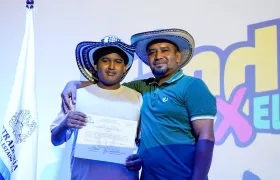 Jhon Andri Ortiz y su papá, Jhon, en la entrega de credenciales para los Consejos de Juventud.
