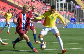 Jordan Barrera en una jugada en el partido ante Noruega