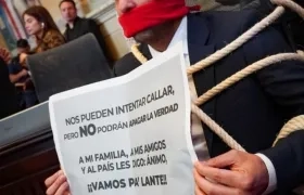 El presidente de la Cámara de Representantes, Julián López, amarrado a su curul.