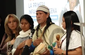 Líderes indígenas recibiendo el informe de la Contraloría