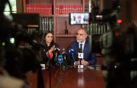 La directora del Dapre, Angie Rodríguez, y el ministro del Interior, Armando Benedetti.