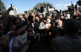 La gente saluda a los presos palestinos liberados a su llegada a Ramala.