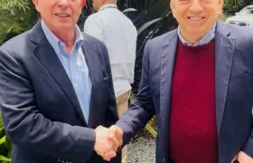 Los expresidentes Álvaro Uribe y César Gaviria.