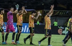 Los juveniles del Deportivo Pereira tras el partido que perdieron 5–1 contra Águilas Doradas. 