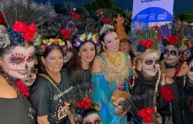 La Reina del Carnaval 2026 Michelle Char y  la primera dama, Katia Nule junto a catrinas. 