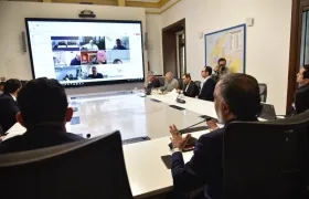 Armando Benedetti, ministro del Interior, en la reunión con los exparamilitares. 