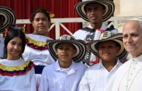 Niños cantores de vallenato con el Papa León XIV. 
