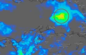 El círculo rojo es donde se encuentra actualmente la onda tropical. 