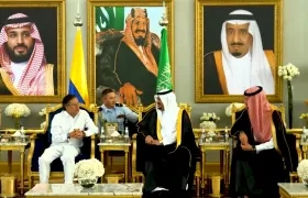 El Presidente Petro con el príncipe heredero de Arabia Saudí, Mohamed bin Salman.