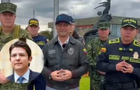 El almirante Francisco Cubides Granados, comandante de las Fuerzas Militares; el ministro de Defensa, Pedro Sánchez, y el director de la Policía, William Rincón.