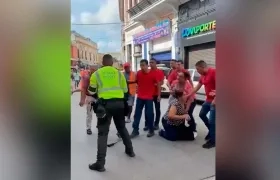 Momento en que se registró el hecho en el centro de Barranquilla. 