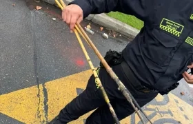Algunas de las flechas con que atacaron a los policías. 