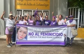 Plantón de la familia de Nalfi Blanco frente al Palacio de Justicia de Sabanalarga. 