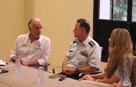Gobernador Verano junto a directivo de Satena y Ana María Aljure, gerente de Ciudad de Barranquilla.