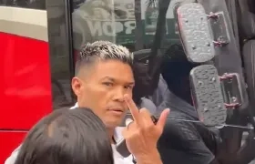 Teófilo Gutiérrez haciendo un gesto obsceno a un periodista.