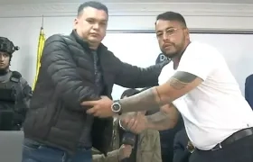 Digno Palomino y Jorge Eliécer Collazos tras firmar la prórroga de la tregua en la Cárcel La Picota, en Bogotá. 