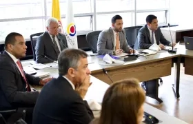 El Vicecontralor, Carlos Mario Zuluaga Pardo, en mesa de trabajo. 