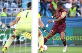 Yhorman Hurtado centrando para el gol del Tolima.