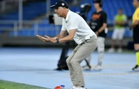 El técnico del Junior, Alfredo Arias, durante el partido contra América. 