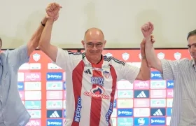 Fuad Char, Alfredo Arias y Antonio Char en la presentación del técnico uruguayo, en junio pasado.