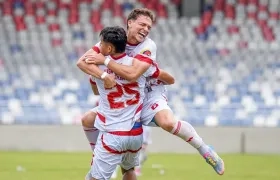 Daniel Socarrás celebra con Santiago Castro el gol de la victoria de Atlántico.
