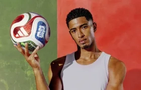 El inglés Jude Bellingham exhibe el Trionda.