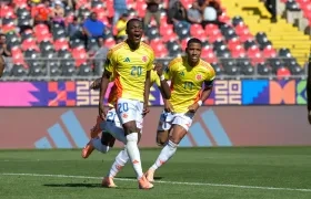 El juniorista Joel Canchimbo, autor del primer gol contra Sudáfrica, festeja con Kéner González. 