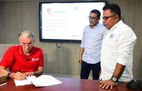 Gobernador Eduardo Verano en la firma del proyecto. 