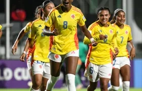London Crawford (8) celebra tras marcar el sgundo gol colombiano. 
