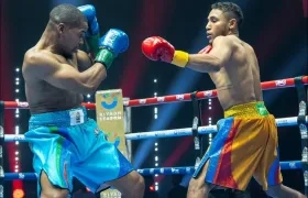 El colombiano Carlos Utria durante su combate con el sudafricano Ntethelelo Nkosi.