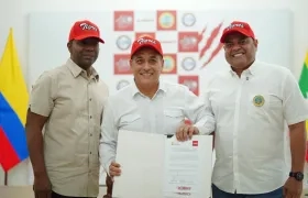 Dumek Turbay, alcalde de Cartagena, con Édinson Rentería y Campo Elías Terán. 