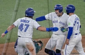 George Springer llega al plato tras batear jonrón de tres carreras para los Azulejos. 
