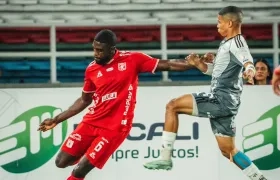 José Enamorado disputa el balón con Cristian Tovar. 