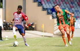Acción del partido de Junior y Envigado disputado en el estadio Romelio Martínez. 