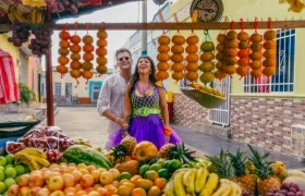 Carlos Vives y la vocalista de Bomba Estéreo, Li Saumet.