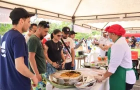 Visitantes al FestiCamarón 2025, en Puerto Colombia.