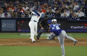 Freddie Freeman conecta su jonrón en el inning 18 tras el envío del dominicano Seranthony Domínguez.  