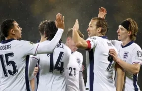El capitan de Inglaterra, Harry Kane, celebra con sus compañeros la clasificación al Mundial de 2026.