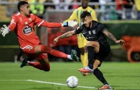 El samario Luis Suárez enfrenta al portero del Tondela, Bernardo Fontes.