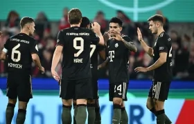Luis Díaz celebra su gol, el del empate del Bayern, con Harry Kane. 