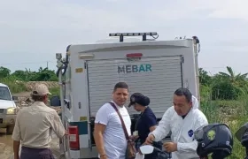 Autoridades en el levantamiento del cadáver.